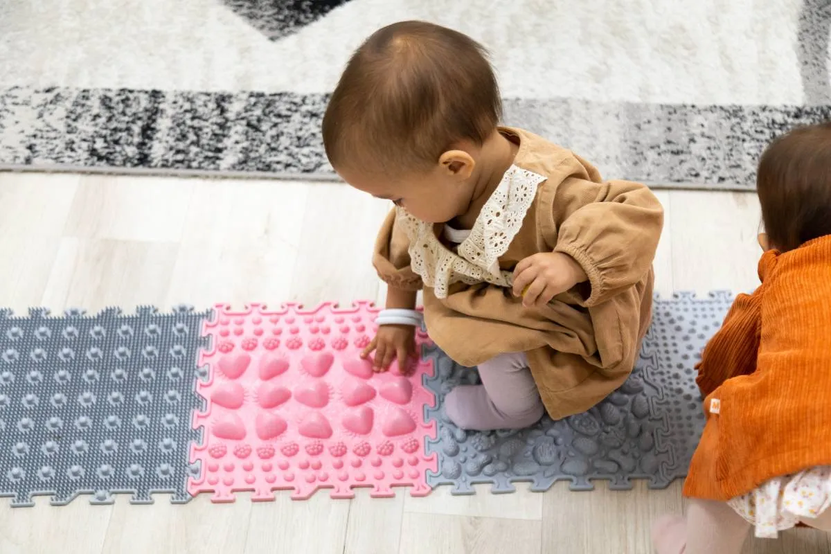 dzieci bawiące się na ścieżce sensorycznej