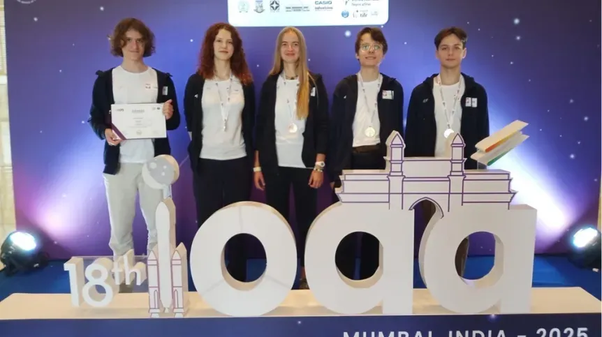 Uczeń z medalami olimpiada naukowa