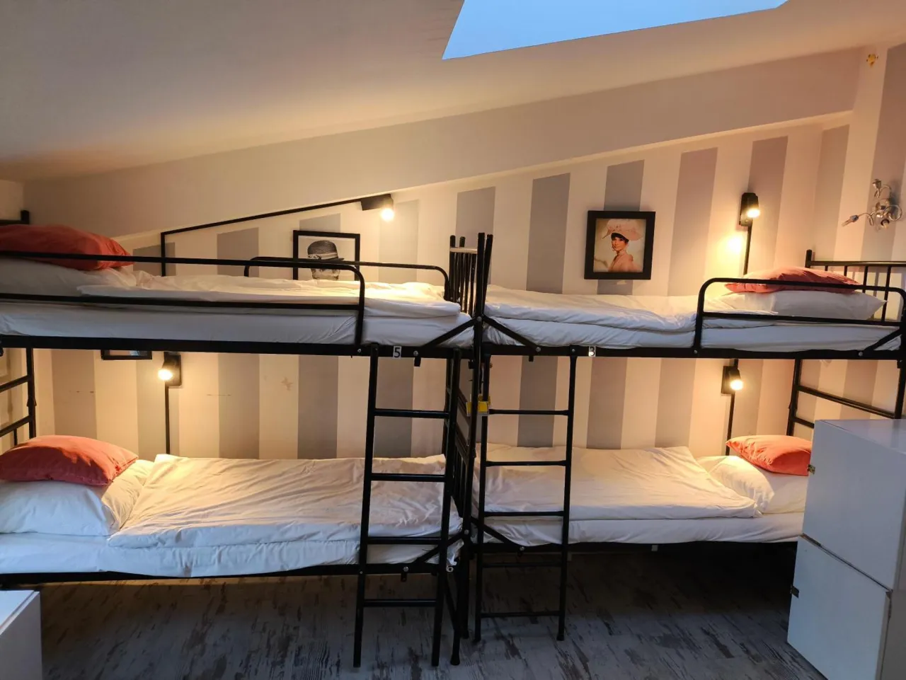 różne typy noclegów warszawa hostel hotel apartament