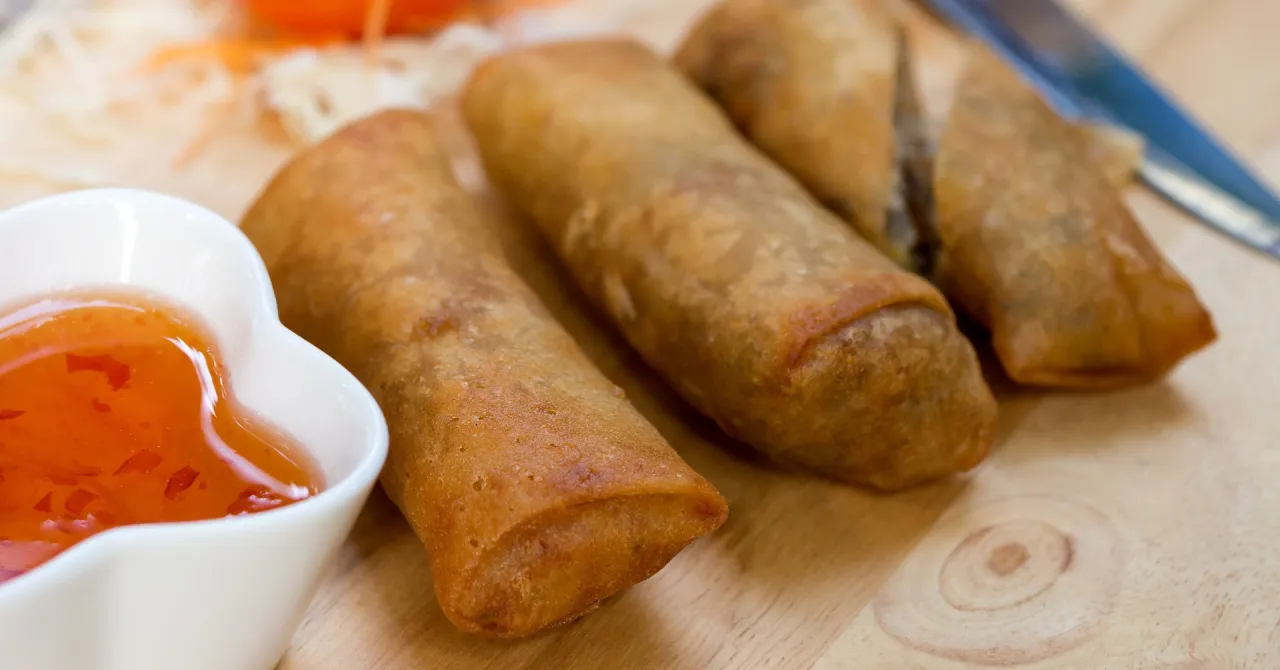 Chrupiące sajgonki z mięsem mielonym, podane z sosem słodko-kwaśnym. Idealna przekąska na każdą okazję.