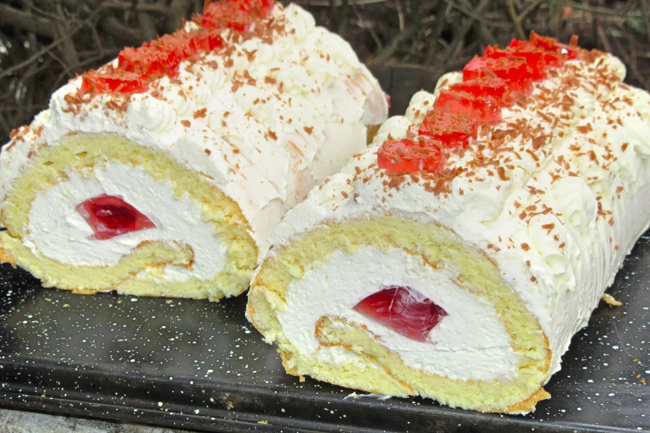 Popękana rolada biszkoptowa