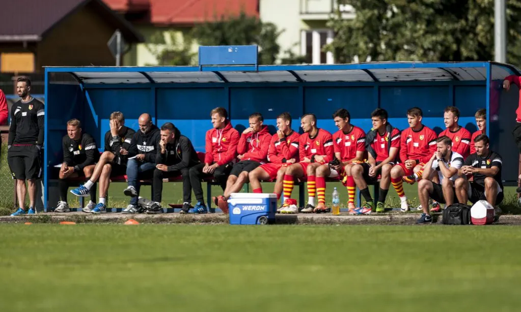 Piłkarze wchodzący na boisko jako rezerwowi