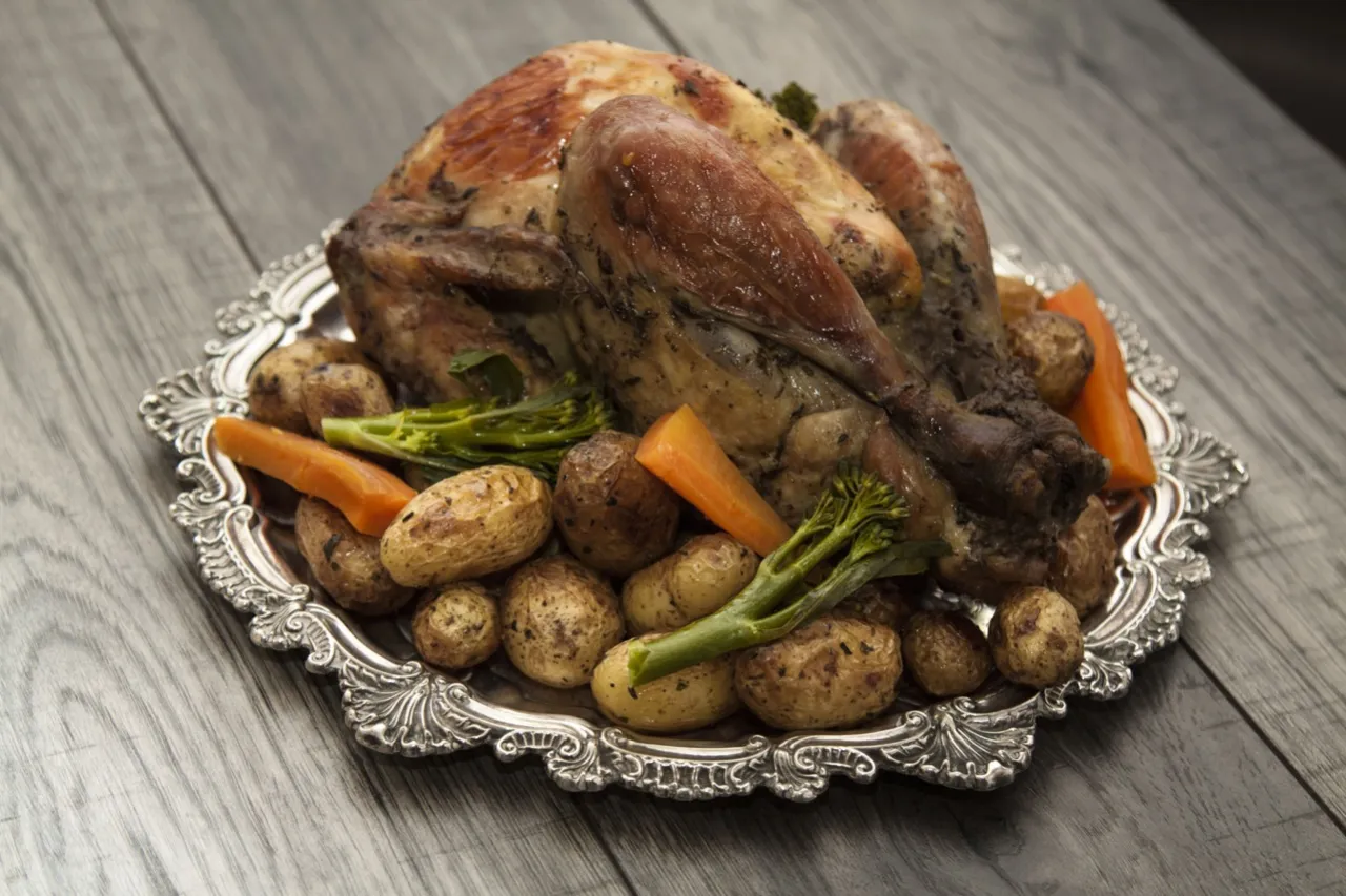 perliczka pieczona z surówką