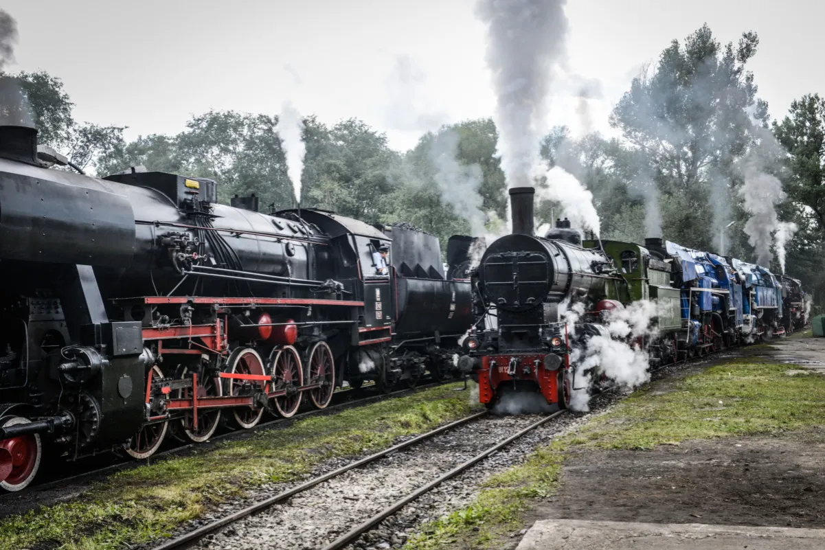 Parow&oacute;z Wolsztyn na stacji kolejowej