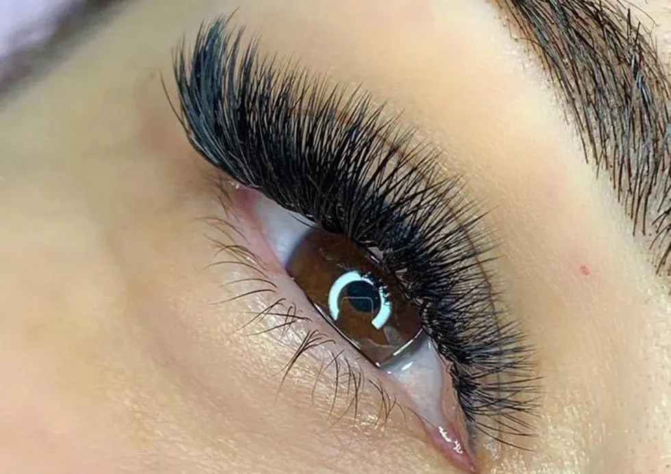 stylistka przedłużanie rzęs precyzja