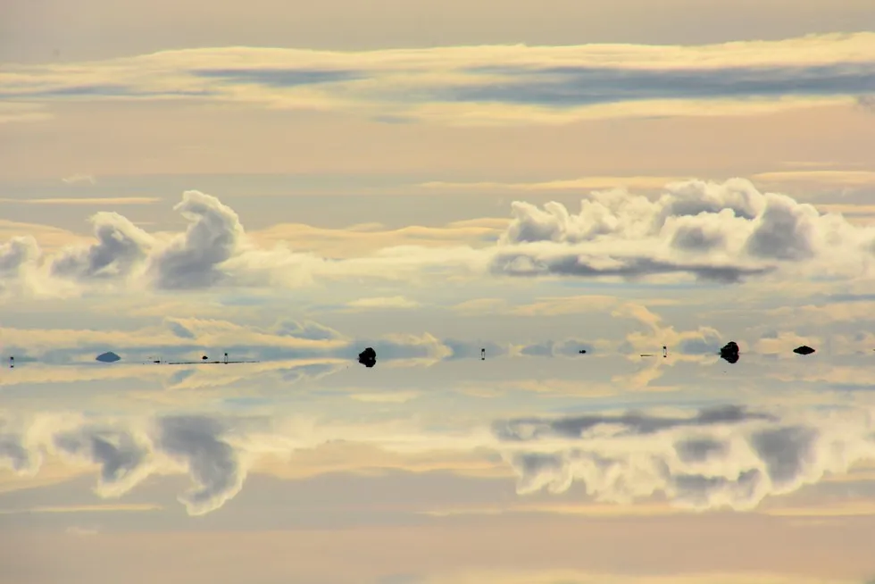 Salar de Uyuni lustro nieba