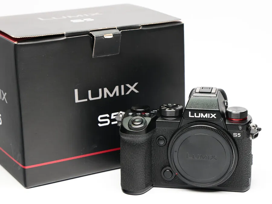 używany aparat fotograficzny lustrzanka bezlusterkowiec