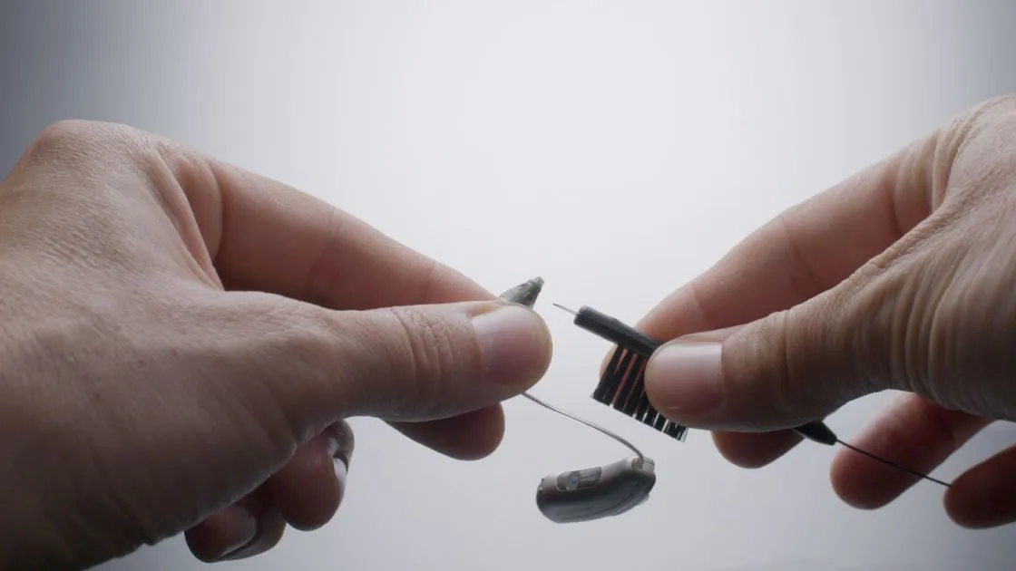 Czyszczenie aparatu słuchowego krok po kroku