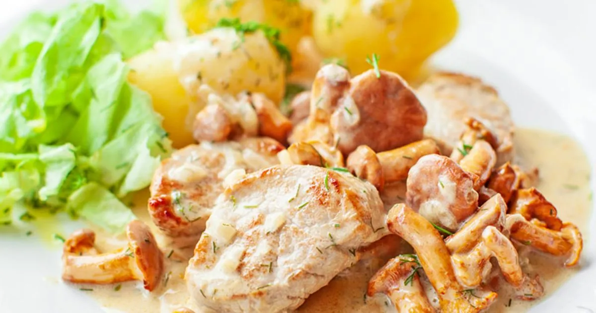 polędwiczki w sosie kurkowym z zielonymi warzywami