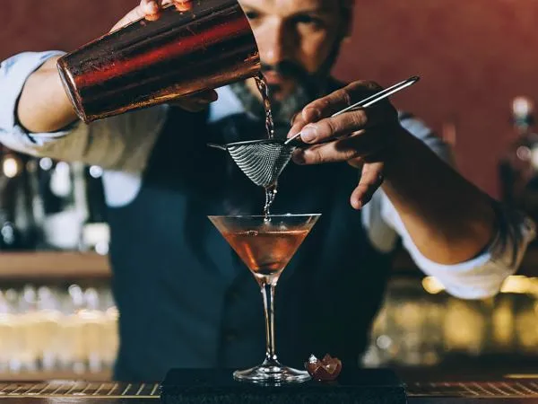 barman niedolewanie alkoholu, podmiana butelek