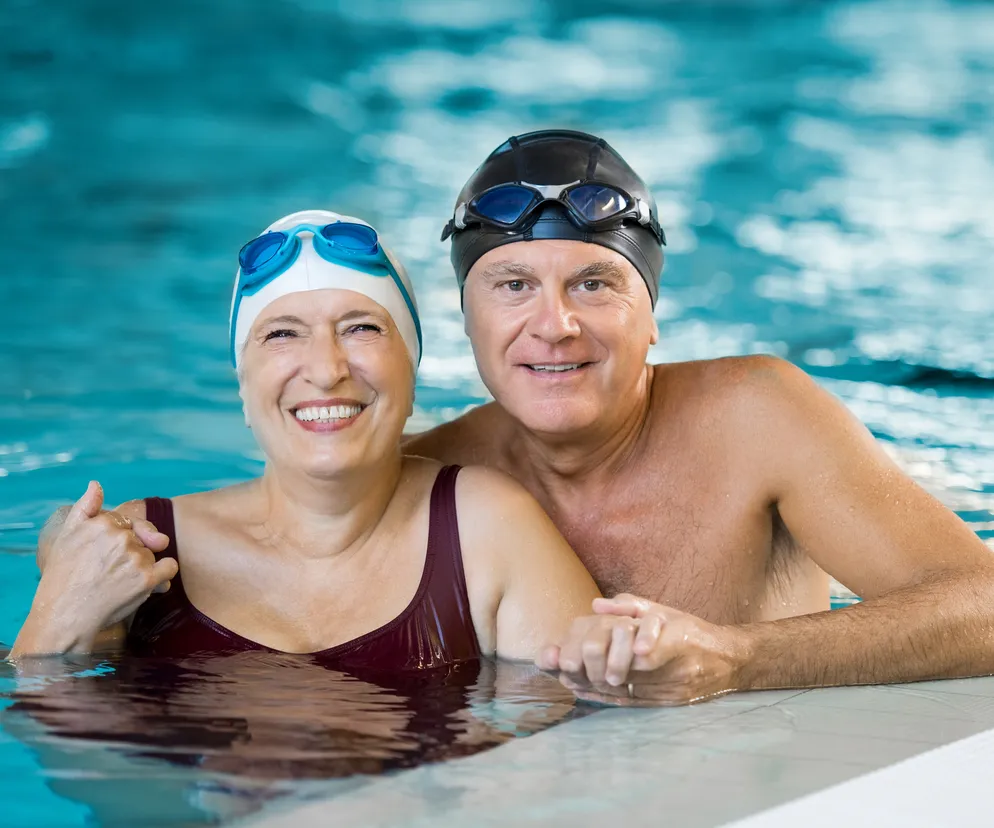 dorosła osoba na basenie uśmiechnięta