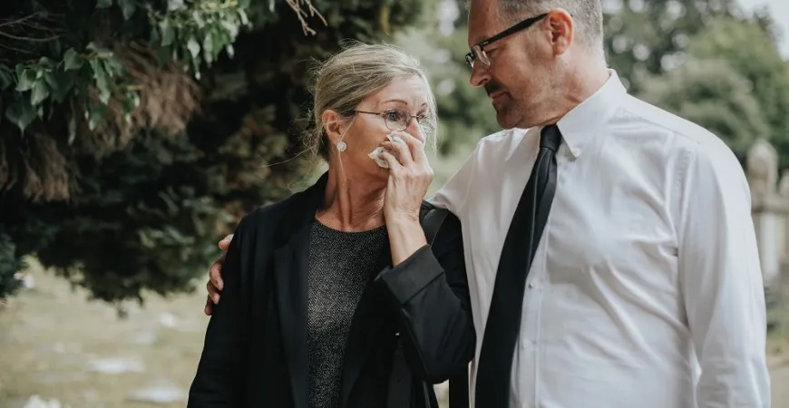 Niewłaściwa koszula na pogrzeb, koszula w paski, koszula z krótkim rękawem