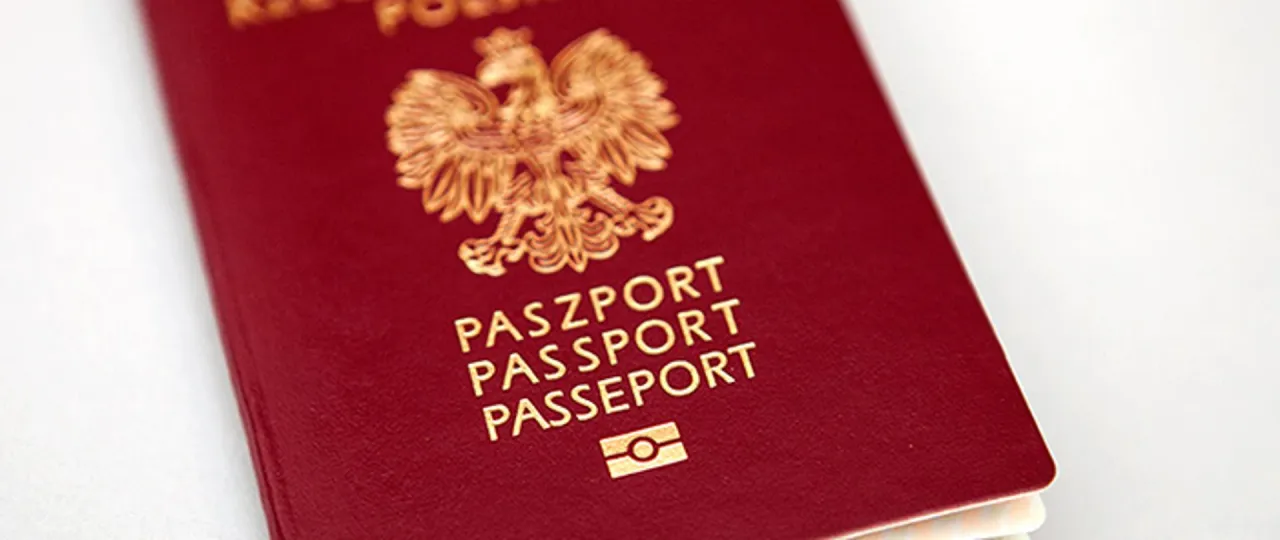 Czerwony paszport z godłem Polski. Czy do Hiszpanii potrzebny jest paszport? Tak, jeśli nie jesteś obywatelem UE.