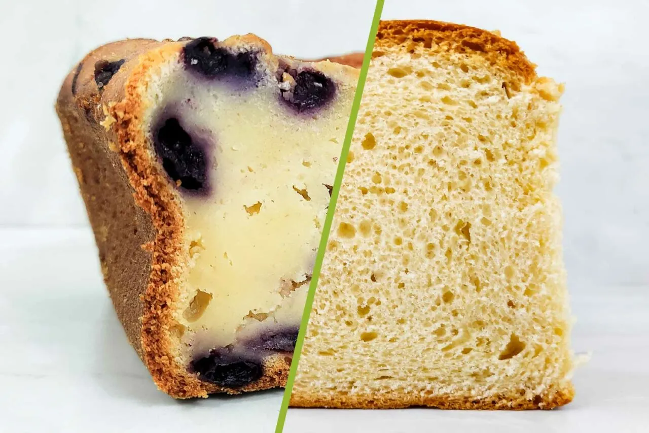 Kawałek ciasta z jagodami i gładki bochenek chleba, idealne do przepisu na ciasto kręcone.