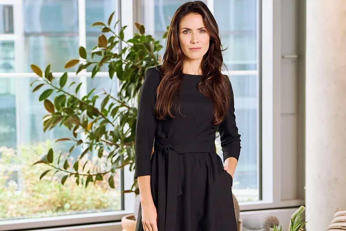 Elegancka czarna sukienka, idealna odpowiedź na pytanie jak się ubrać na pogrzeb. Dyskretna, ale stylowa.