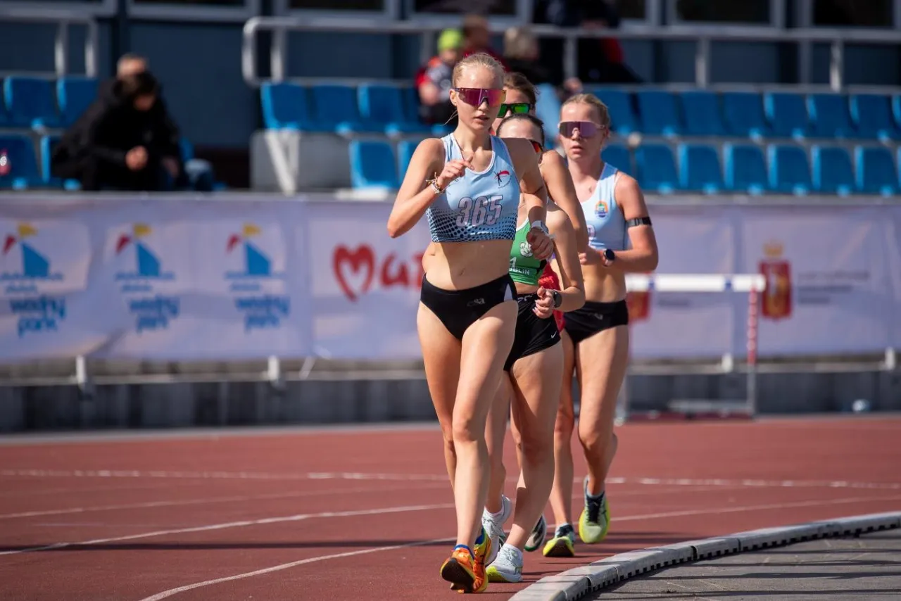 Kobieta biegnąca na bieżni