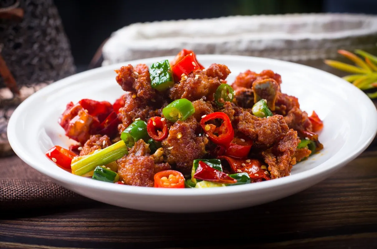 składniki i gotowy kurczak po kantońsku