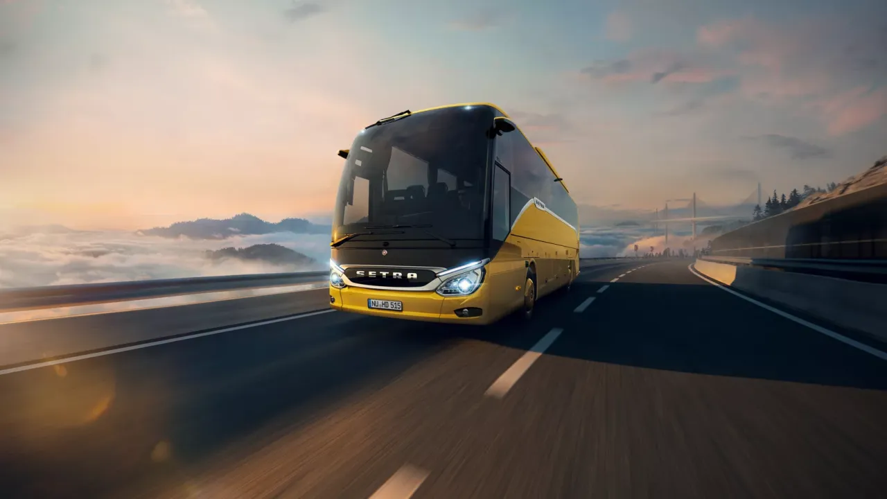 Autokar na autostradzie w Europie, symbol podr&oacute;ży