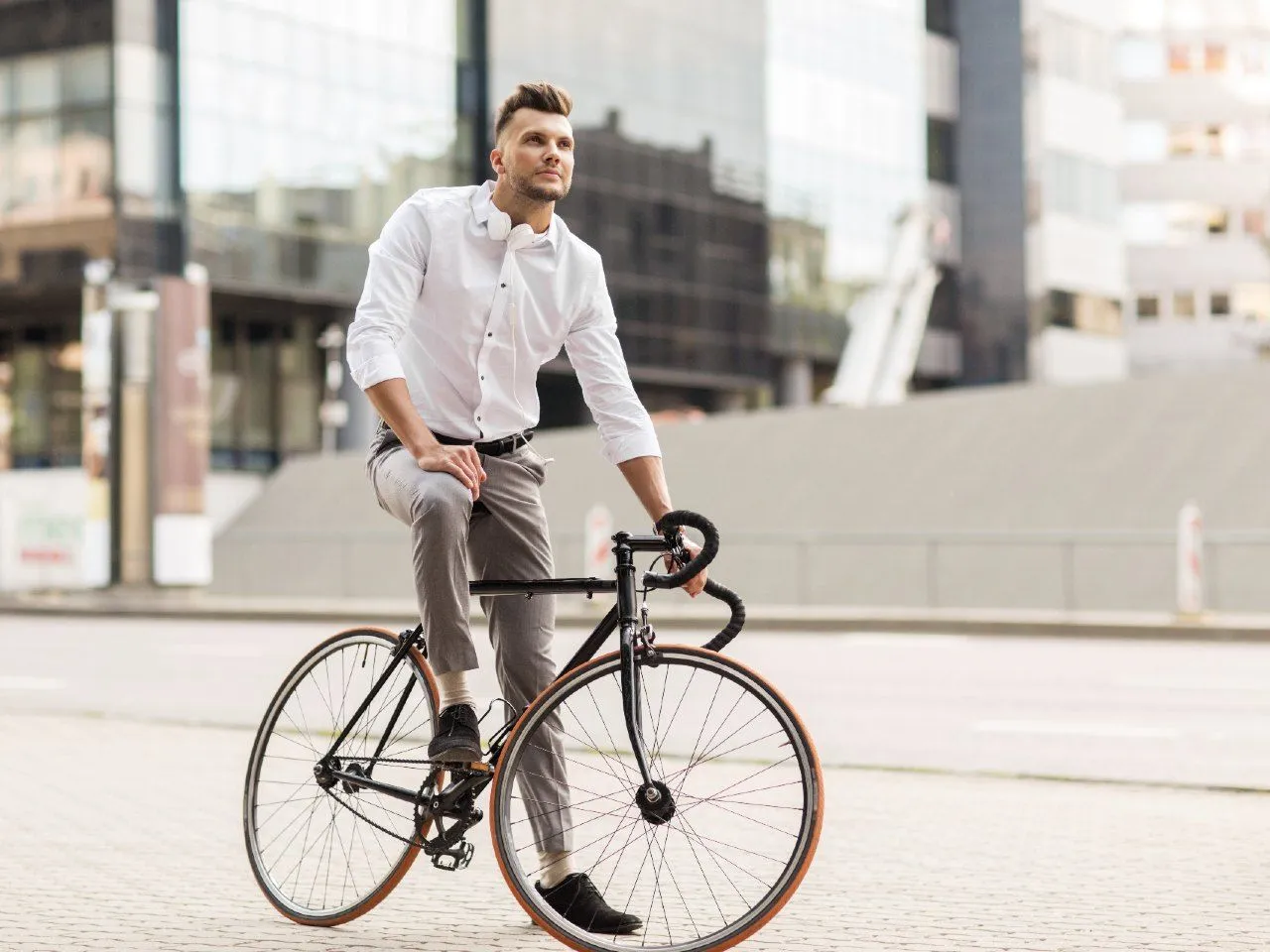 rowerzysta miejski do pracy strój sezonowy