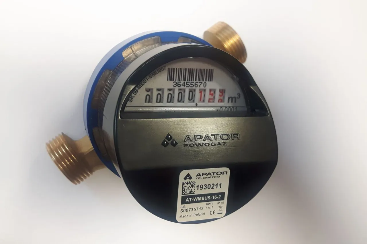 Wodomierz radiowy Apator z widocznym licznikiem i oznaczeniem modelu. Dowiedz się, jak zatrzymać wodomierz radiowy, jeśli masz wątpliwości co do jego działania.