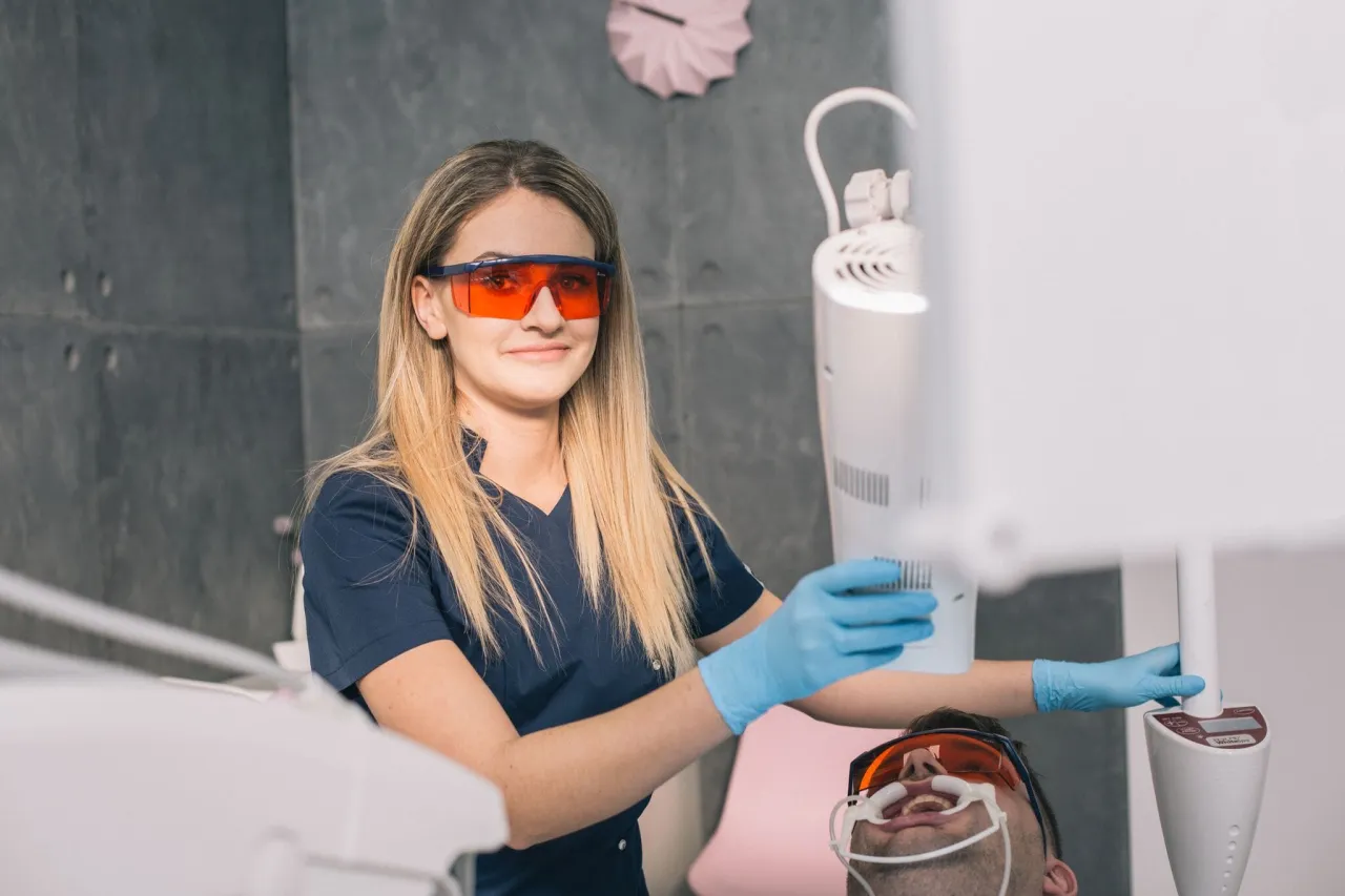 wybielanie zębów gabinetowe vs domowe porównanie