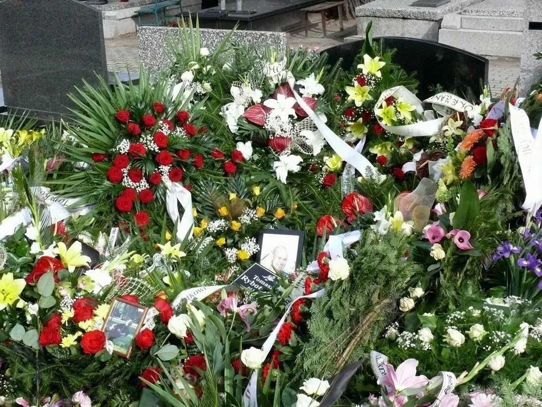 Kwiaty na grobie po pogrzebie