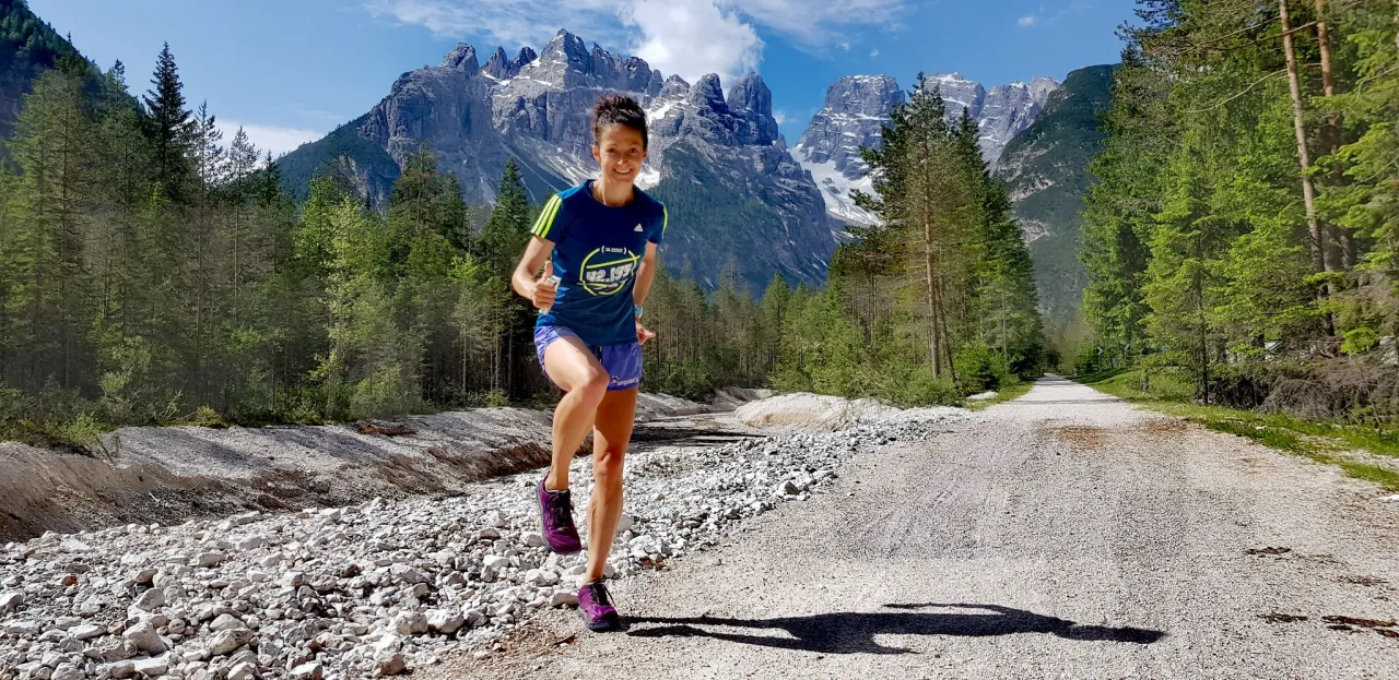 osoba biegnąca maraton z uśmiechem