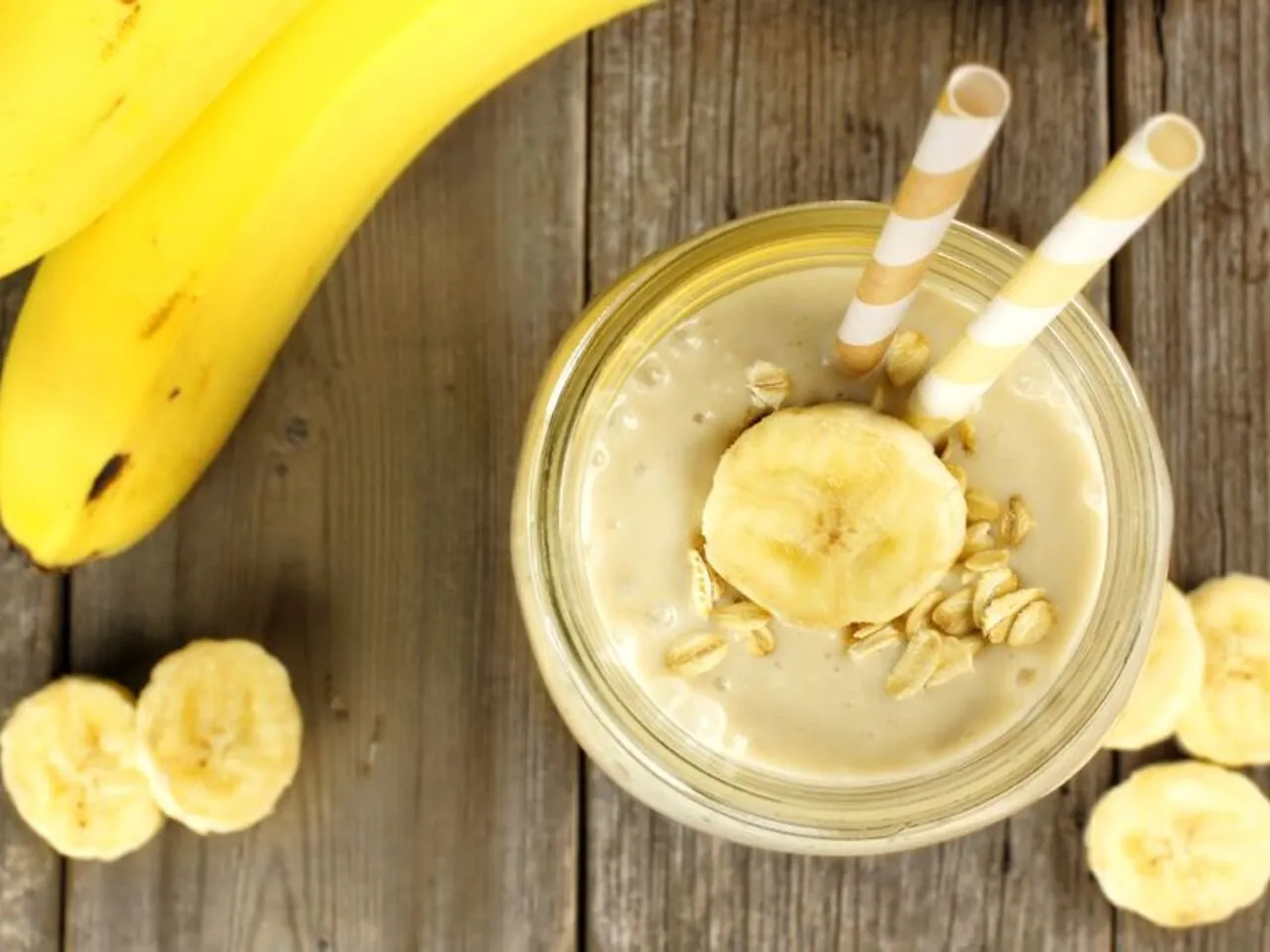 Bananowy koktajl z płatkami owsianymi i plasterkami banana. Czy banany tuczą? Ten zdrowy napój z pewnością nie!