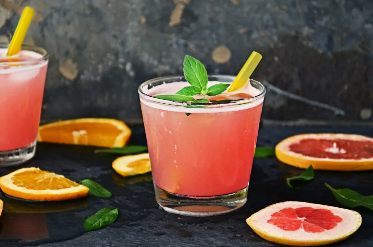 Świeże pomarańcze i drinki