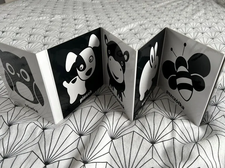 niemowlę patrzy na czarno-białe wzory