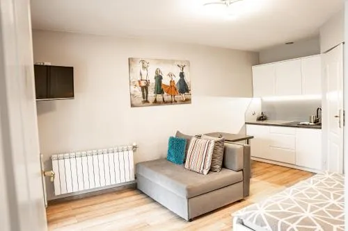 R&oacute;żne typy zakwaterowania: hostel, agroturystyka, couchsurfing