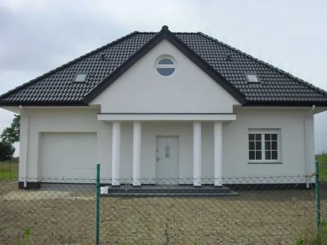 Elewacja minimalistyczny dom parterowy grafitowy dach białe okna