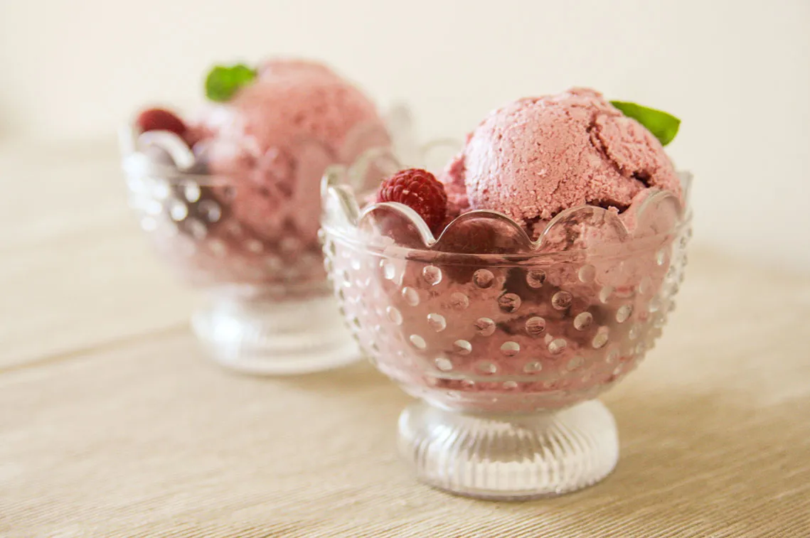 wegańskie lody malinowe z mlekiem kokosowym