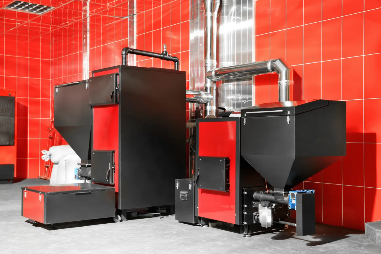 Nowoczesne kotły na ekogroszek w kotłowni. Dowiedz się, do kiedy można palić ekogroszkiem, by spełnić normy.