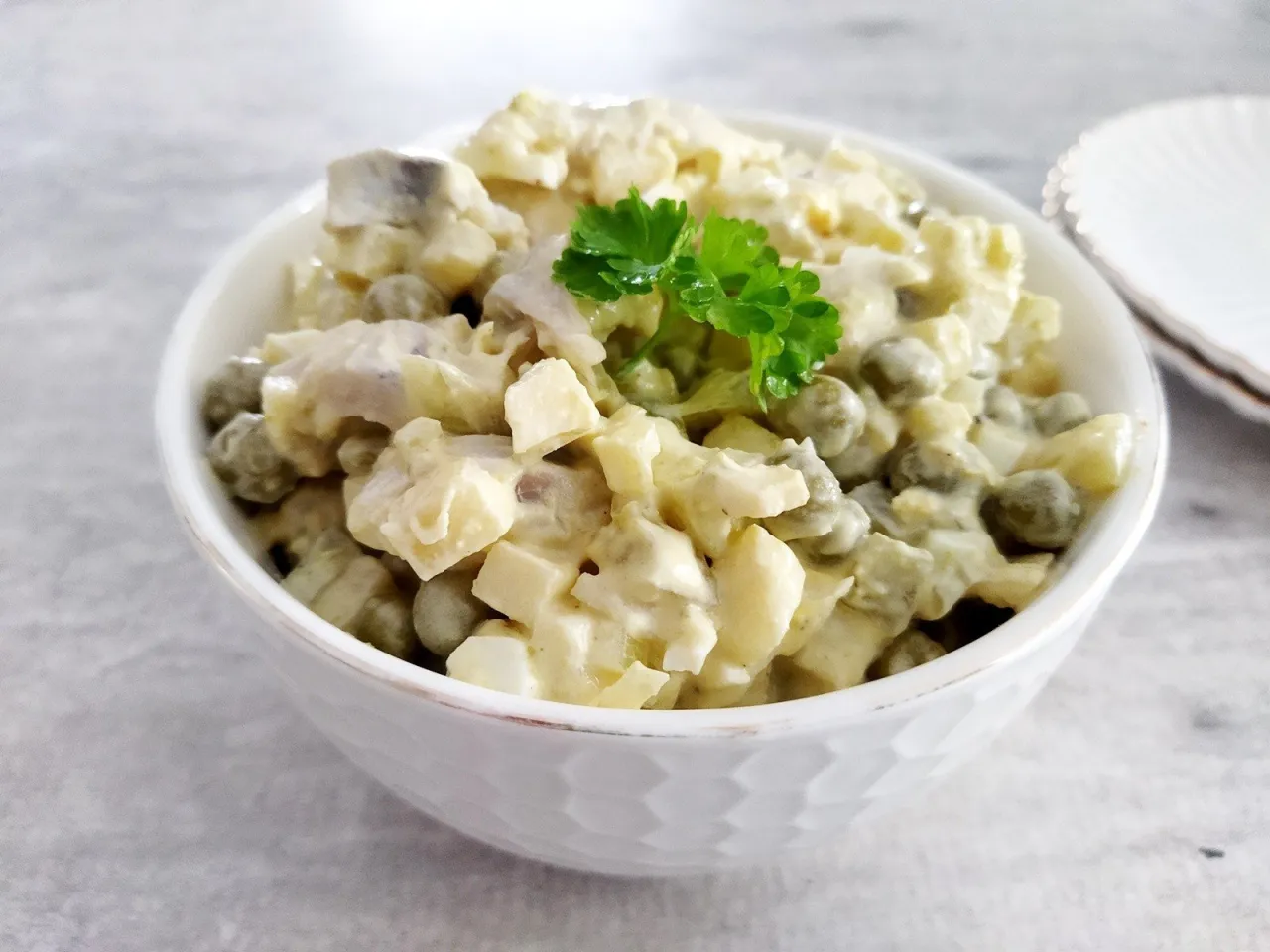 świeża sałatka śledziowa na talerzu