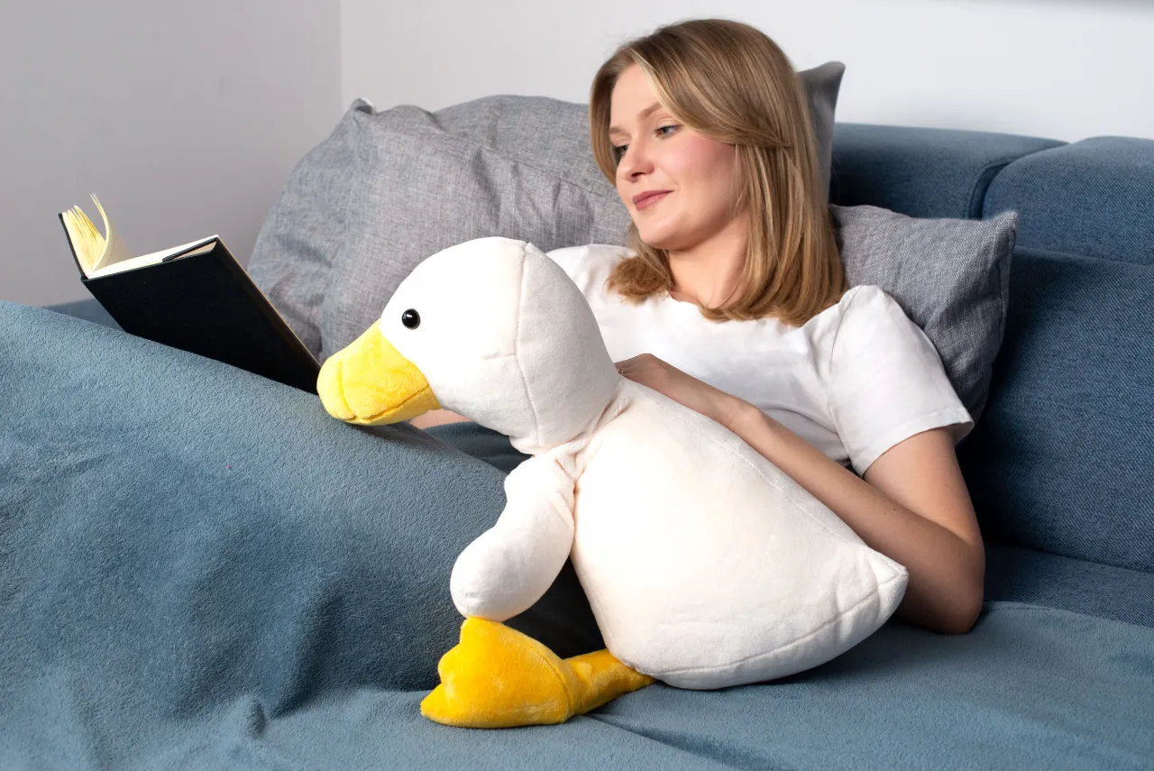 pluszak suszący się na płasko na ręczniku