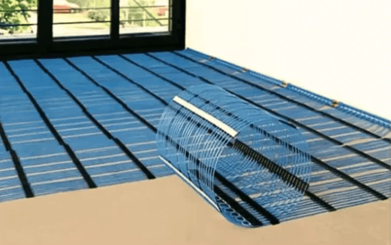 Rozwijane maty kapilarne na podłodze, gotowe do montażu ogrzewania.