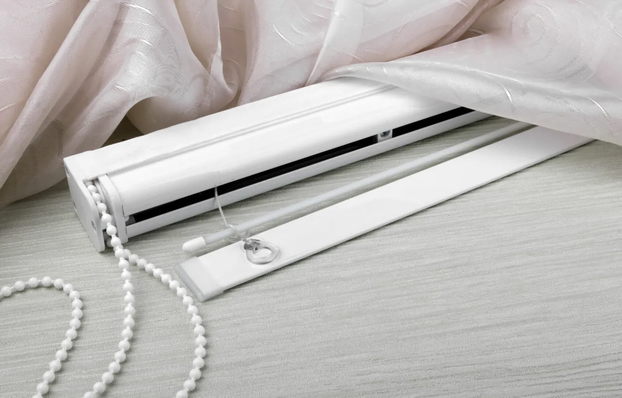 Demontaż rolety rzymskiej do prania