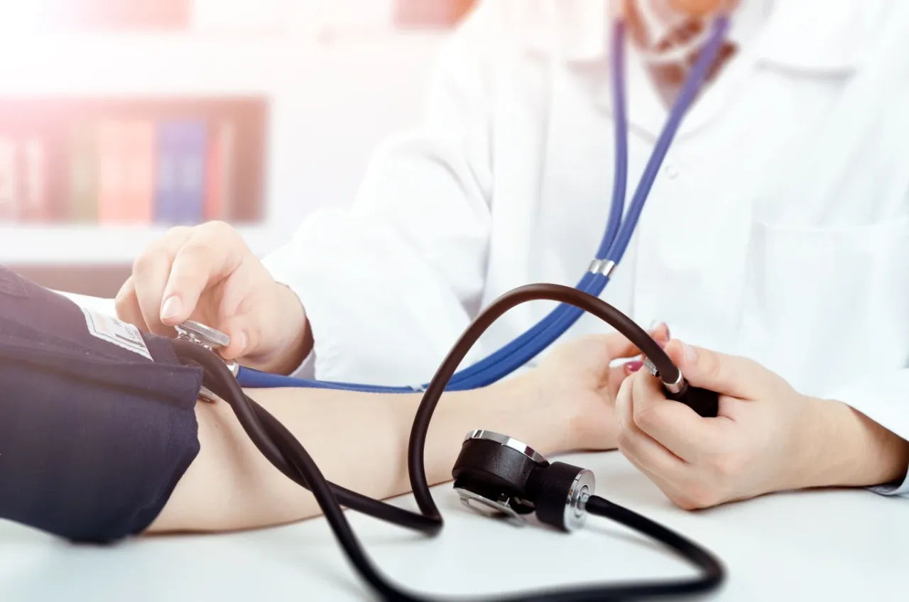 Nocna i Świąteczna Opieka Zdrowotna logo lub symbol