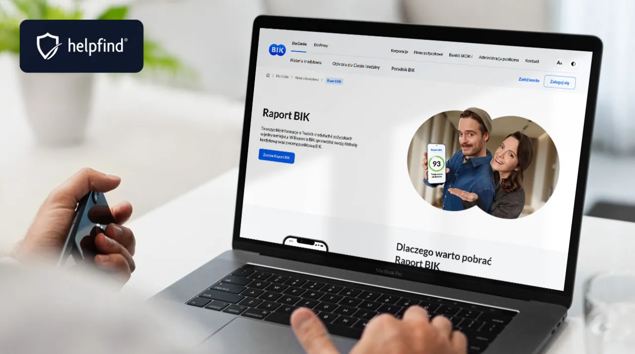 osoba sprawdzająca raport kredytowy na laptopie