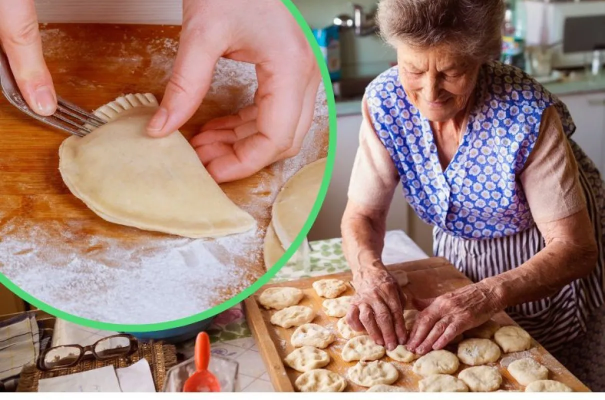 Babcia pokazuje, jak lepić pierogi, zamykając je widelcem. Na desce leżą już gotowe pierożki.