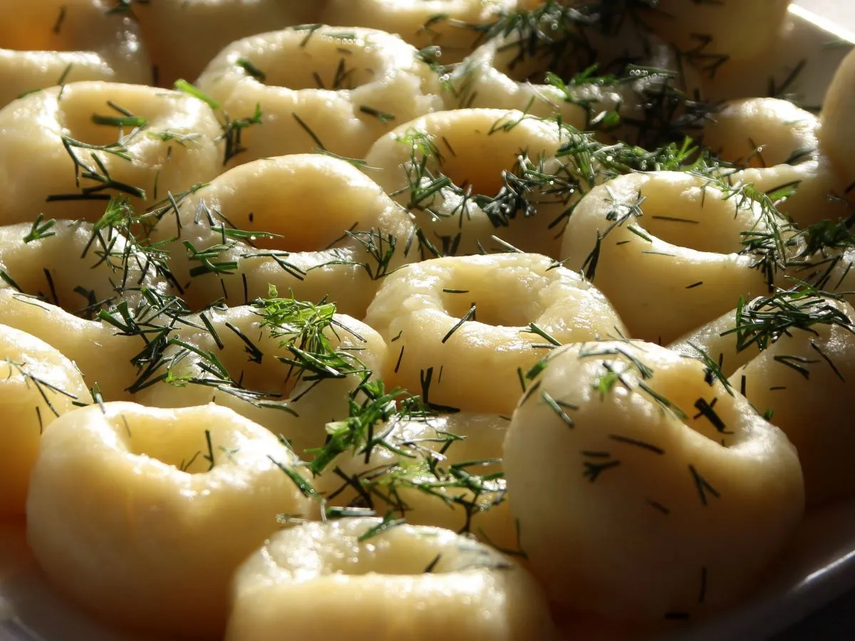 kluski śląskie kopytka lane na talerzu