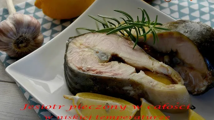 Jesiotr pieczony w całości z ziołami