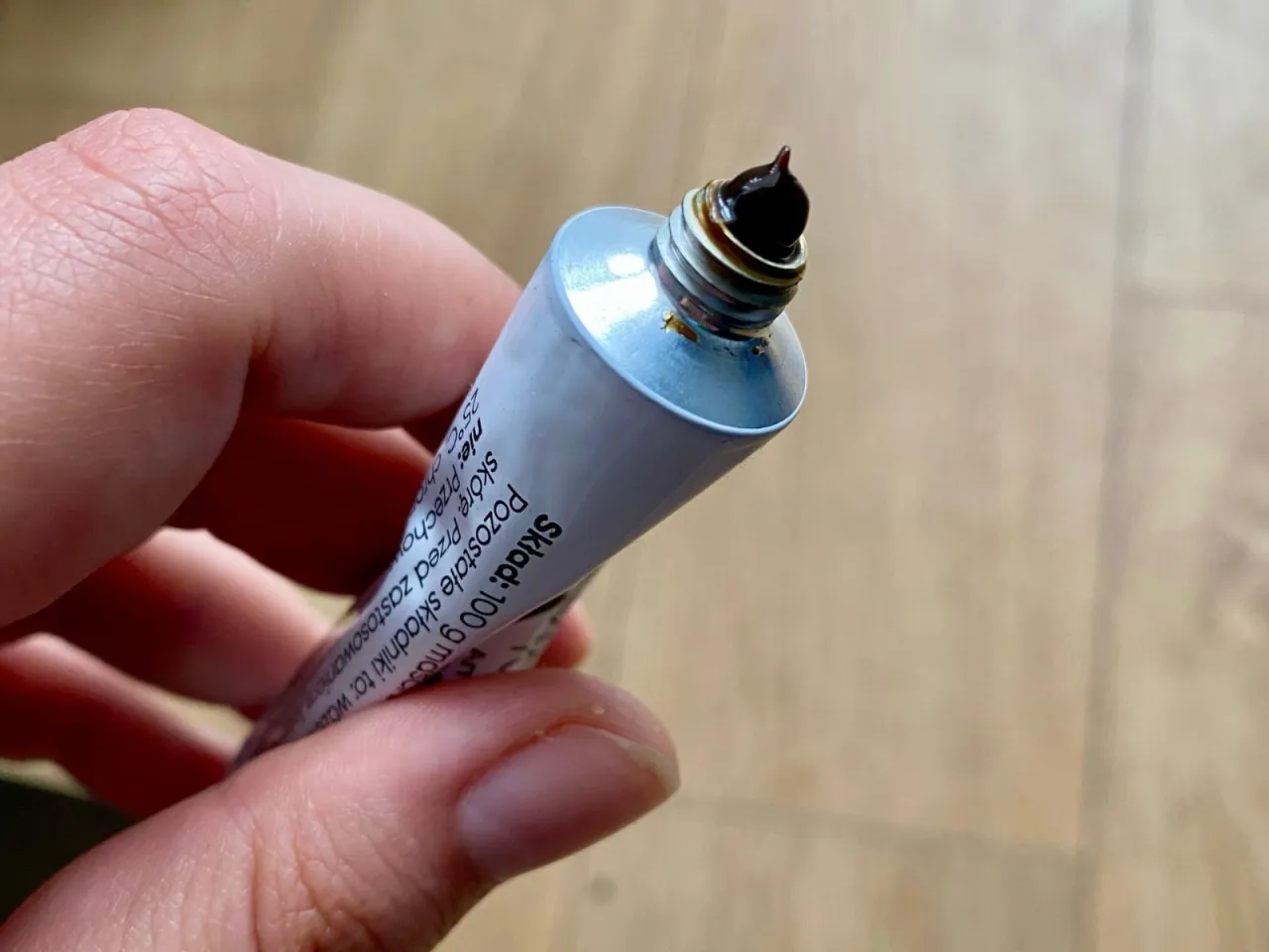 aplikacja maści ichtiolowej na pryszcz