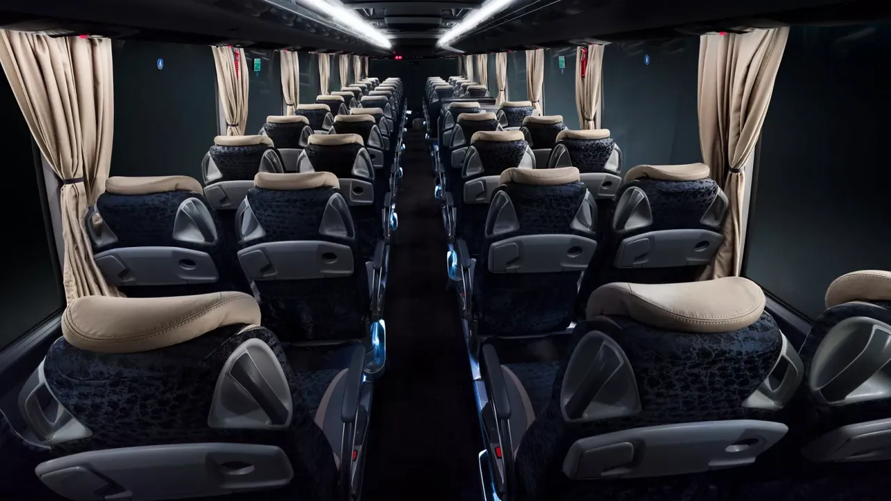 Nowoczesny autokar turystyczny wnętrze