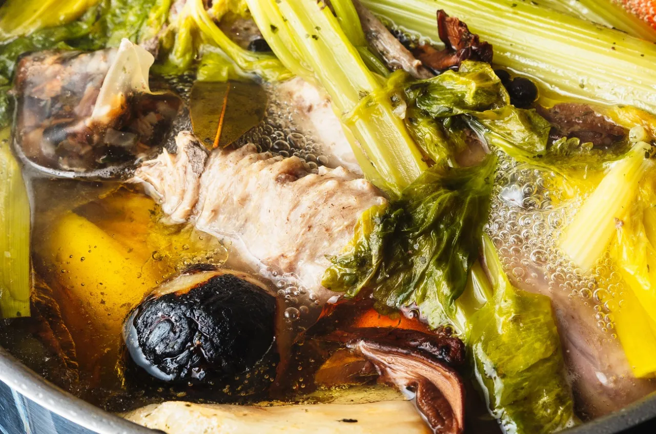 klarowny ros&oacute;ł cebula opalona