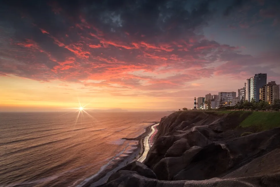 Lima wybrzeże słońce mgła