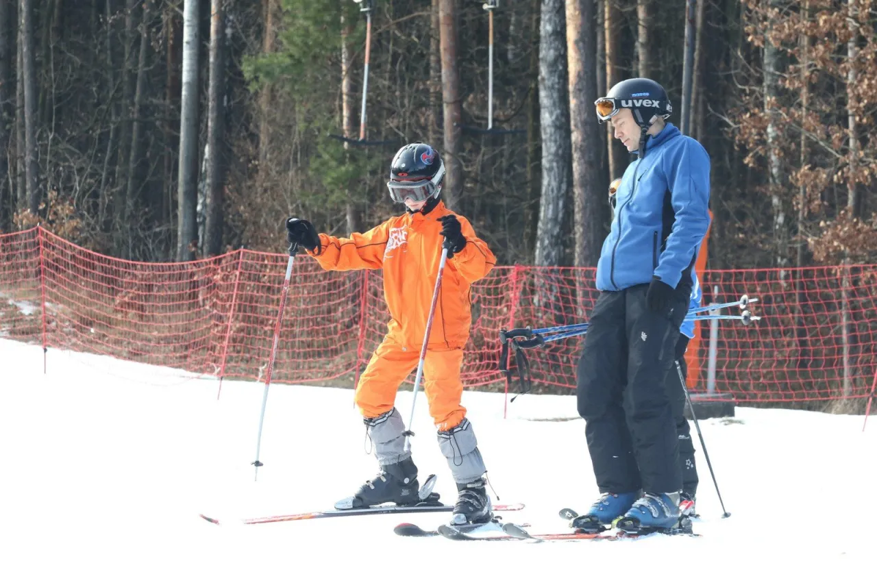 narciarz na stoku długie narty kr&oacute;tkie narty