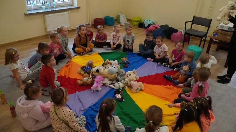 Zabawy dla dzieci z pluszowym misiem w przedszkolu