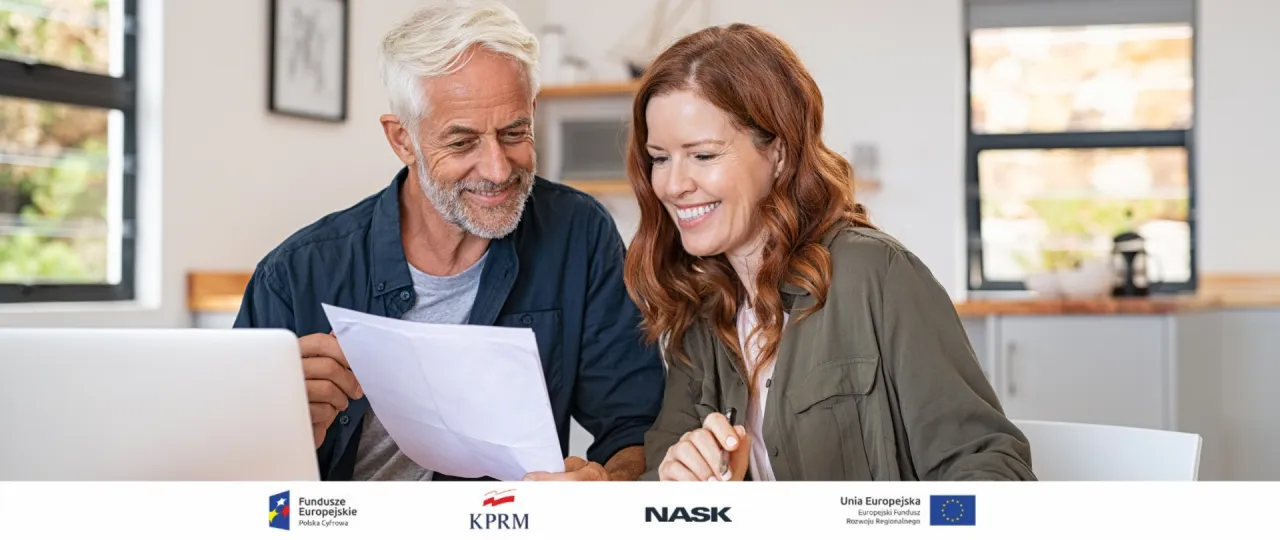 Para dowiedzieć się, jak uzyskać akt małżeństwa, analizuje dokumenty przy laptopie.